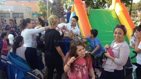 המשנה לראש העיר חדרה ר' בועז ביטון עם תושבי וילדי שכונת גבעת אולגה