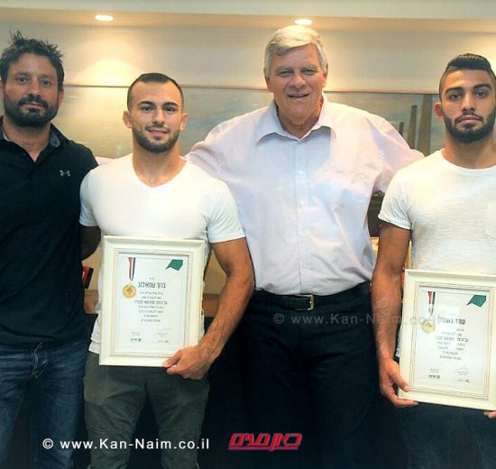הג'ודוקות המצטיינים טוהר בוטבול וברוך שמאילוב, תושבי חדרה, עם ראש העירייה מר צביקה גנדלמן ומאמן נבחרת ישראל בג'ודו, מר אורן סמדג'ה